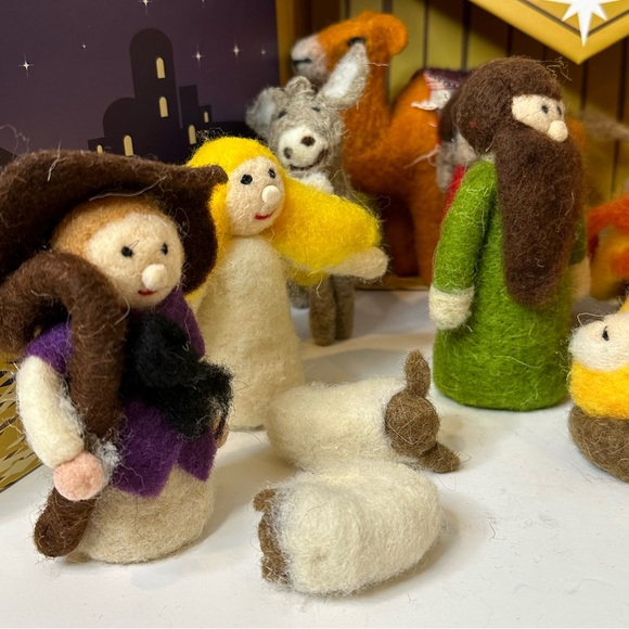 Nativity Set Handcrafted Wool 15 pieces - Picture 6 of 10